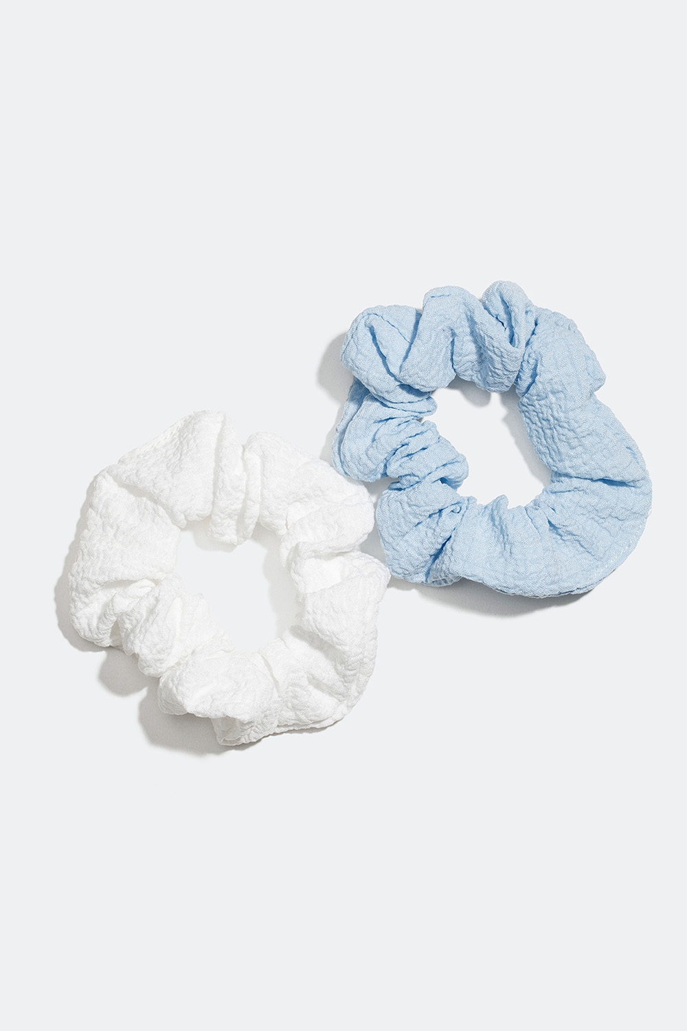 Små krinklade scrunchies i blått och vitt, 2-pack i gruppen Håraccessoarer / Scrunchies / Flerpack hos Glitter (332000667100)