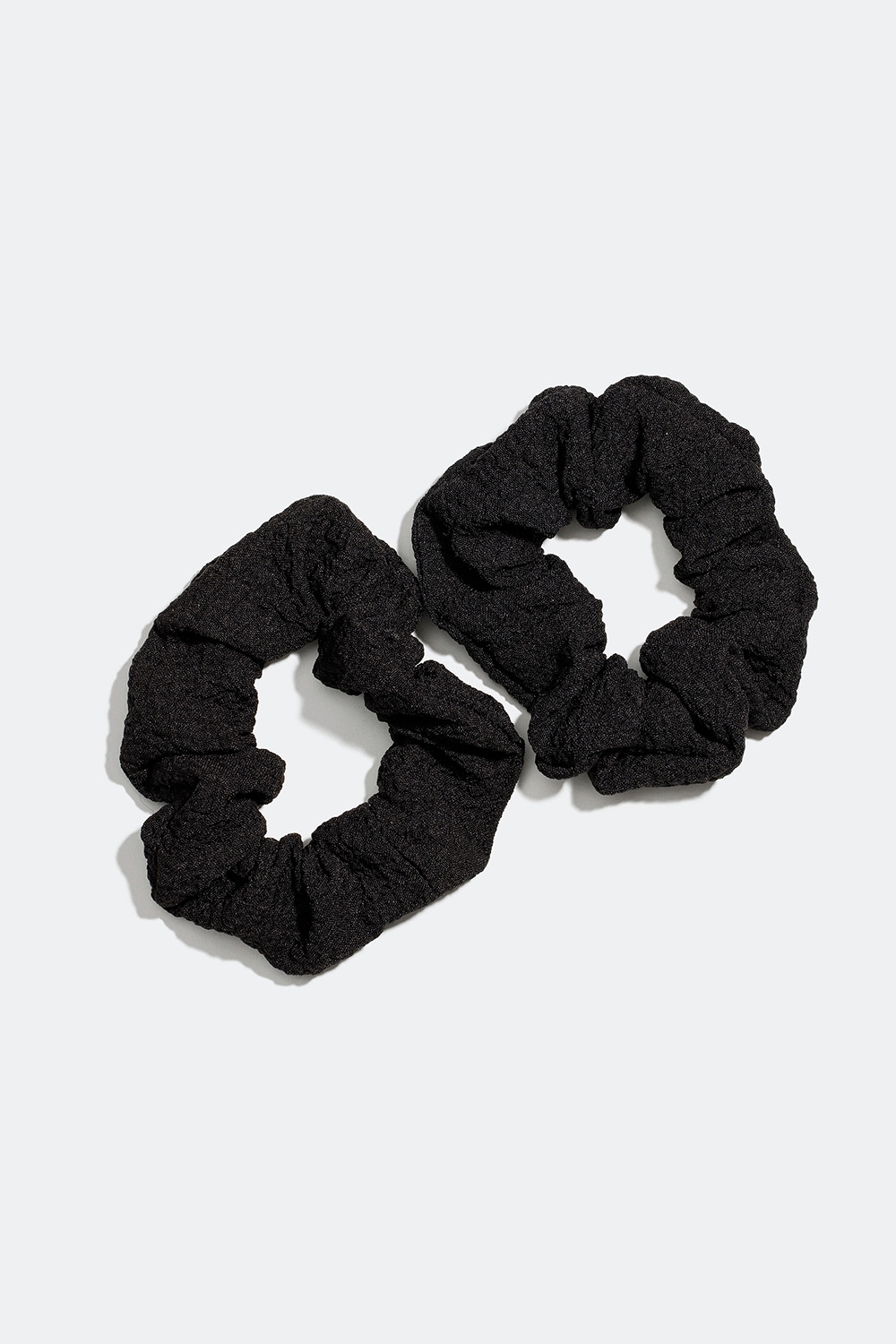 Små krinklade scrunchies i svart, 2-pack i gruppen Håraccessoarer / Scrunchies / Flerpack hos Glitter (332000669000)