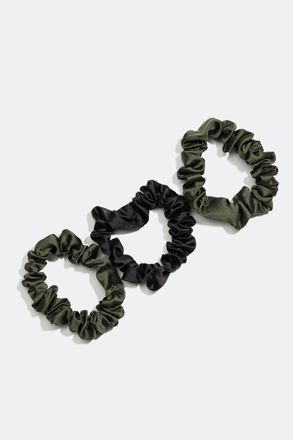 Grön och svart mix av glansiga scrunchies, 3-pack i gruppen Håraccessoarer / Scrunchies / Flerpack hos Glitter (332000677700)