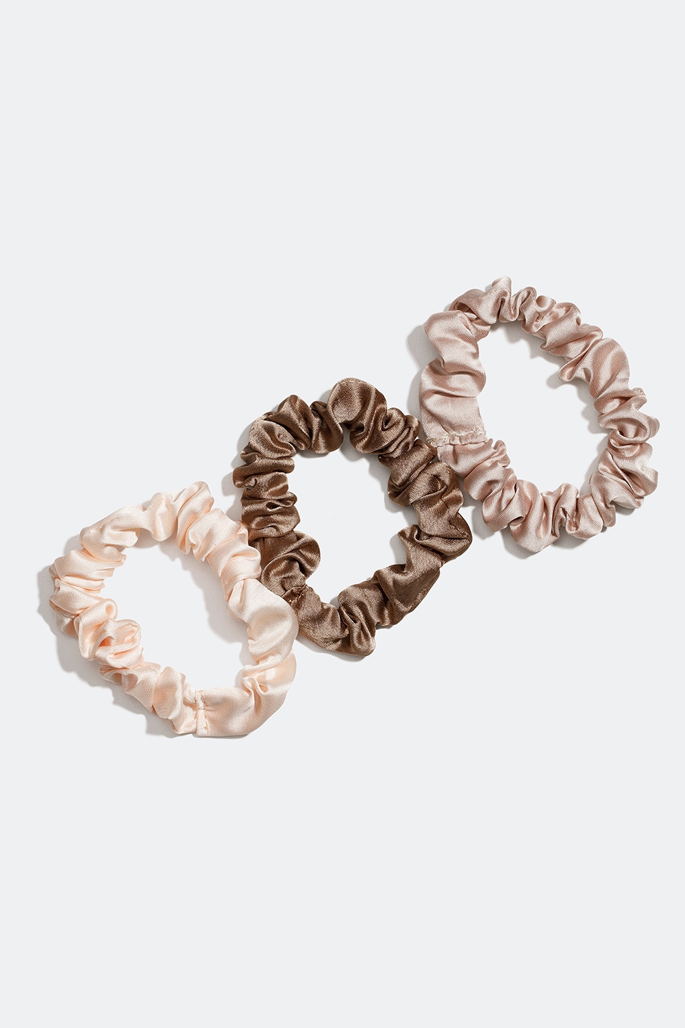 Beige och rosa mix av glansiga scrunchies, 3-pack i gruppen Håraccessoarer / Scrunchies / Flerpack hos Glitter (332000678300)