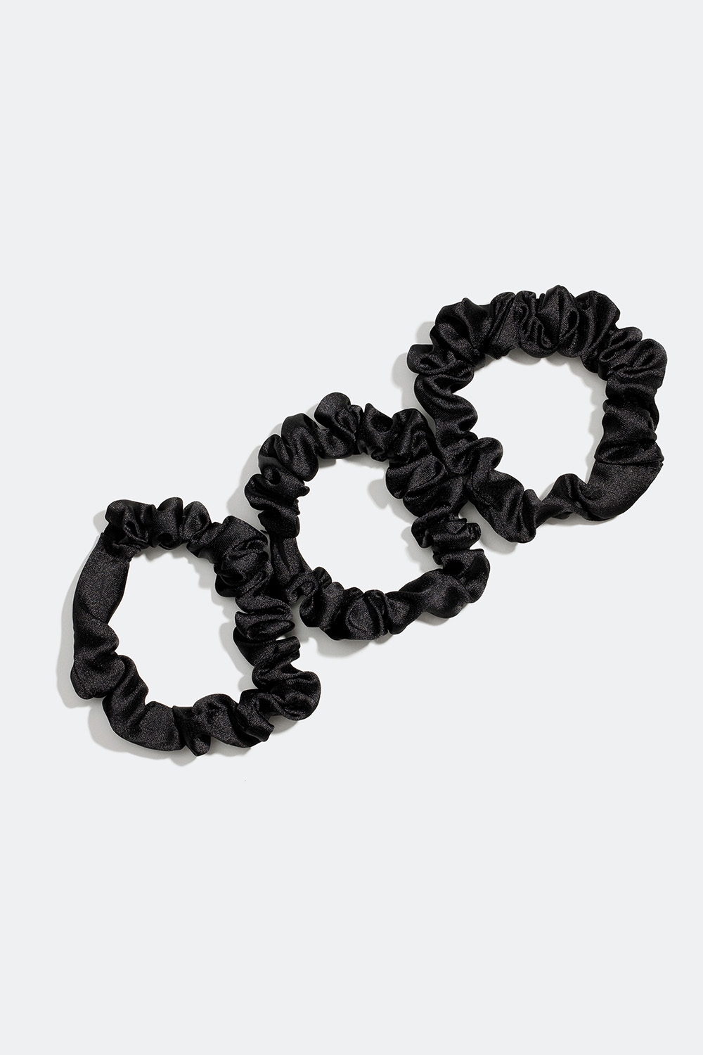 Svarta glansiga scrunchies, 3-pack i gruppen Håraccessoarer / Scrunchies / Flerpack hos Glitter (332000679000)