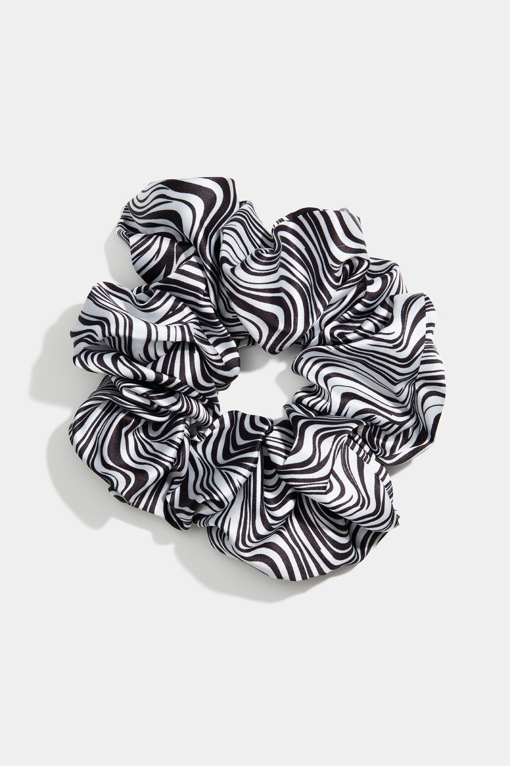 Svart-vit scrunchie i gruppen Håraccessoarer / Scrunchies hos Glitter (332000710800)