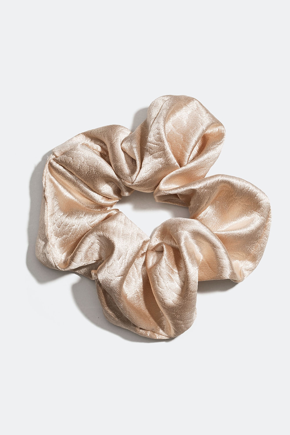 Beige glansig scrunchie i gruppen Håraccessoarer / Scrunchies hos Glitter (332000818300)