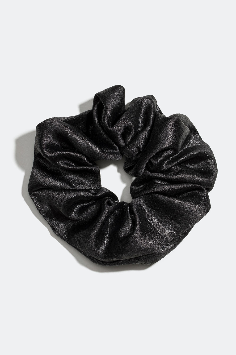 Svart glansig scrunchie i gruppen Håraccessoarer / Scrunchies hos Glitter (332000819000)