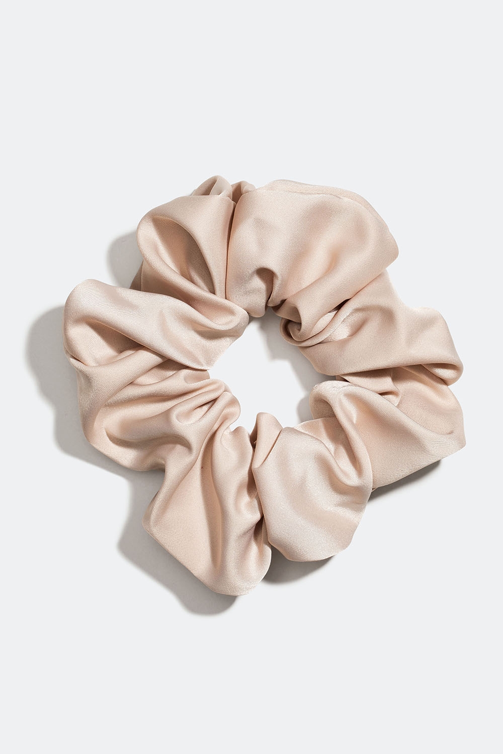 Beige scrunchie i sidenimitation i gruppen Håraccessoarer / Scrunchies hos Glitter (332000828300)