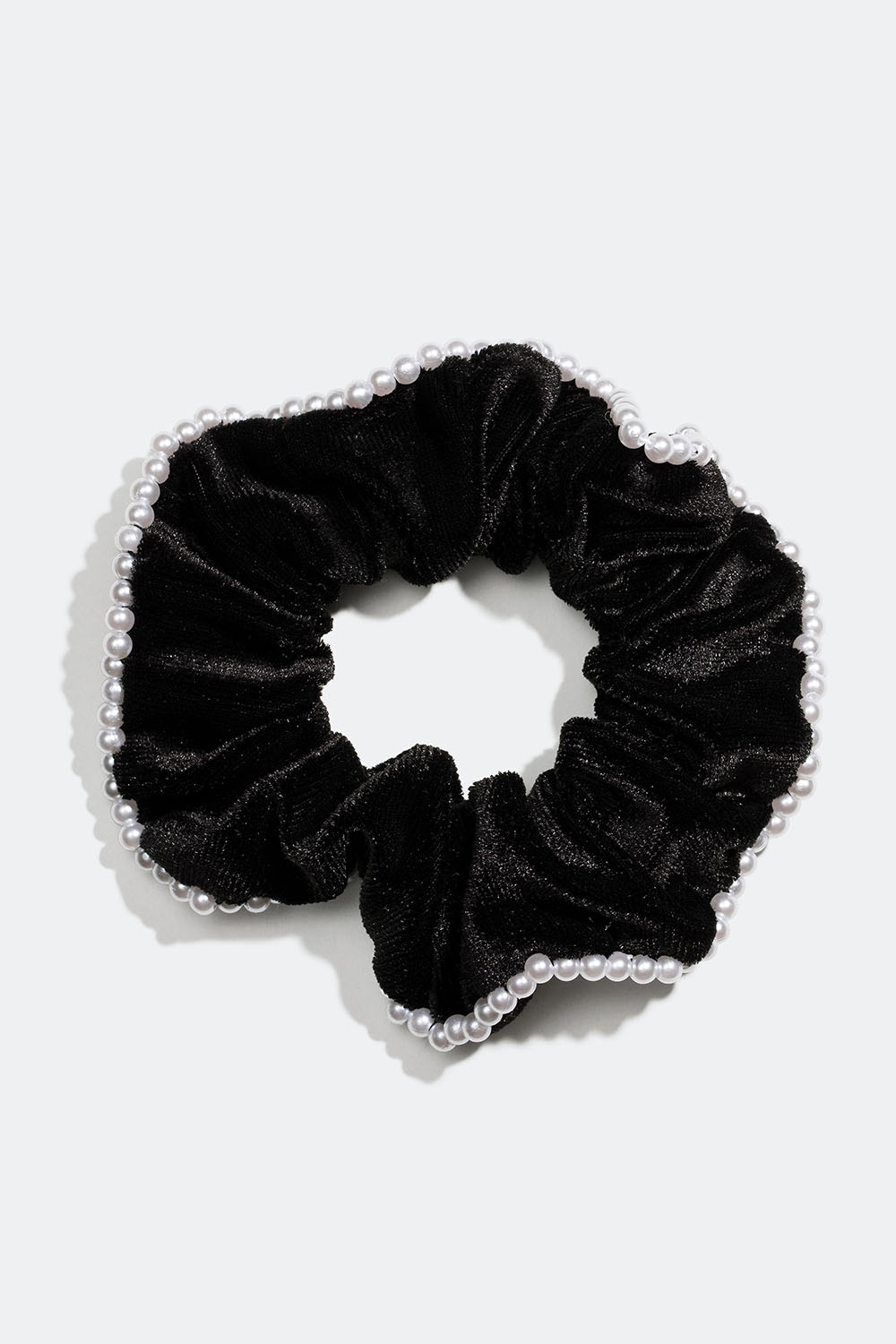 Svart scrunchie i sammetsimitation med vita pärlor i gruppen Håraccessoarer / Scrunchies hos Glitter (332000849000)