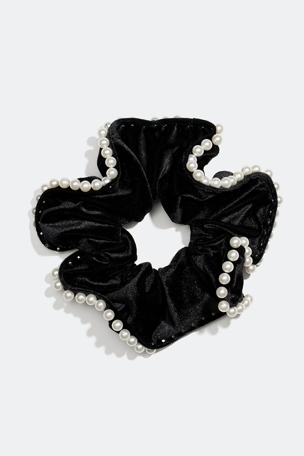 Stor svart scrunchie i sammetsimitation med vita pärlor i gruppen Håraccessoarer / Scrunchies hos Glitter (332000889000)