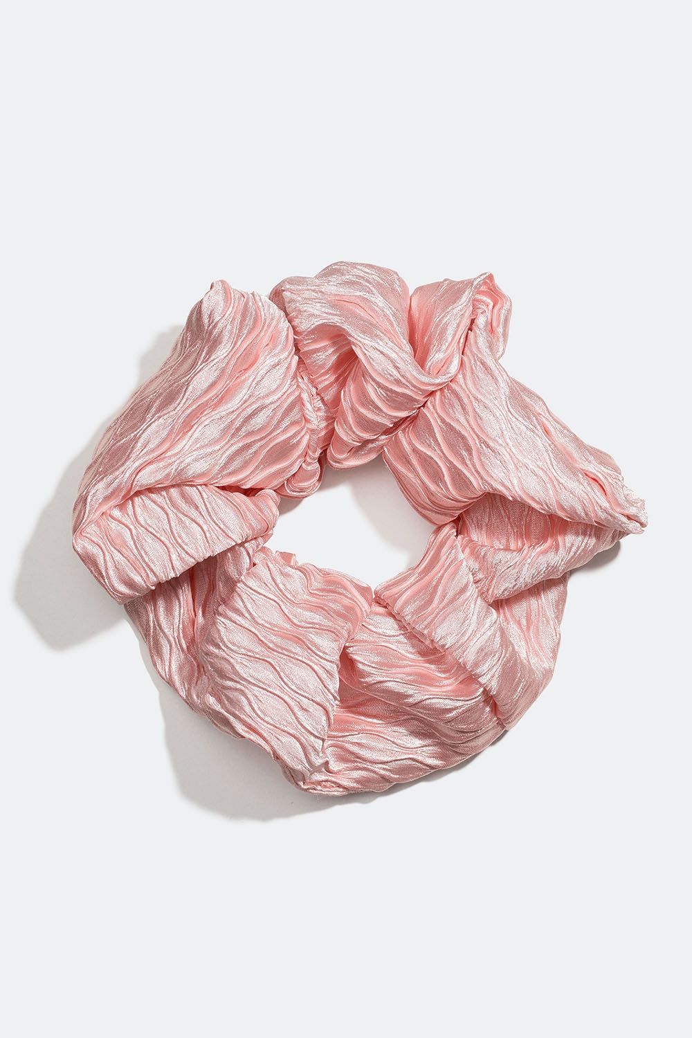 Stor rosa scrunchie med plisserat tyg i gruppen Håraccessoarer / Scrunchies hos Glitter (332000895100)