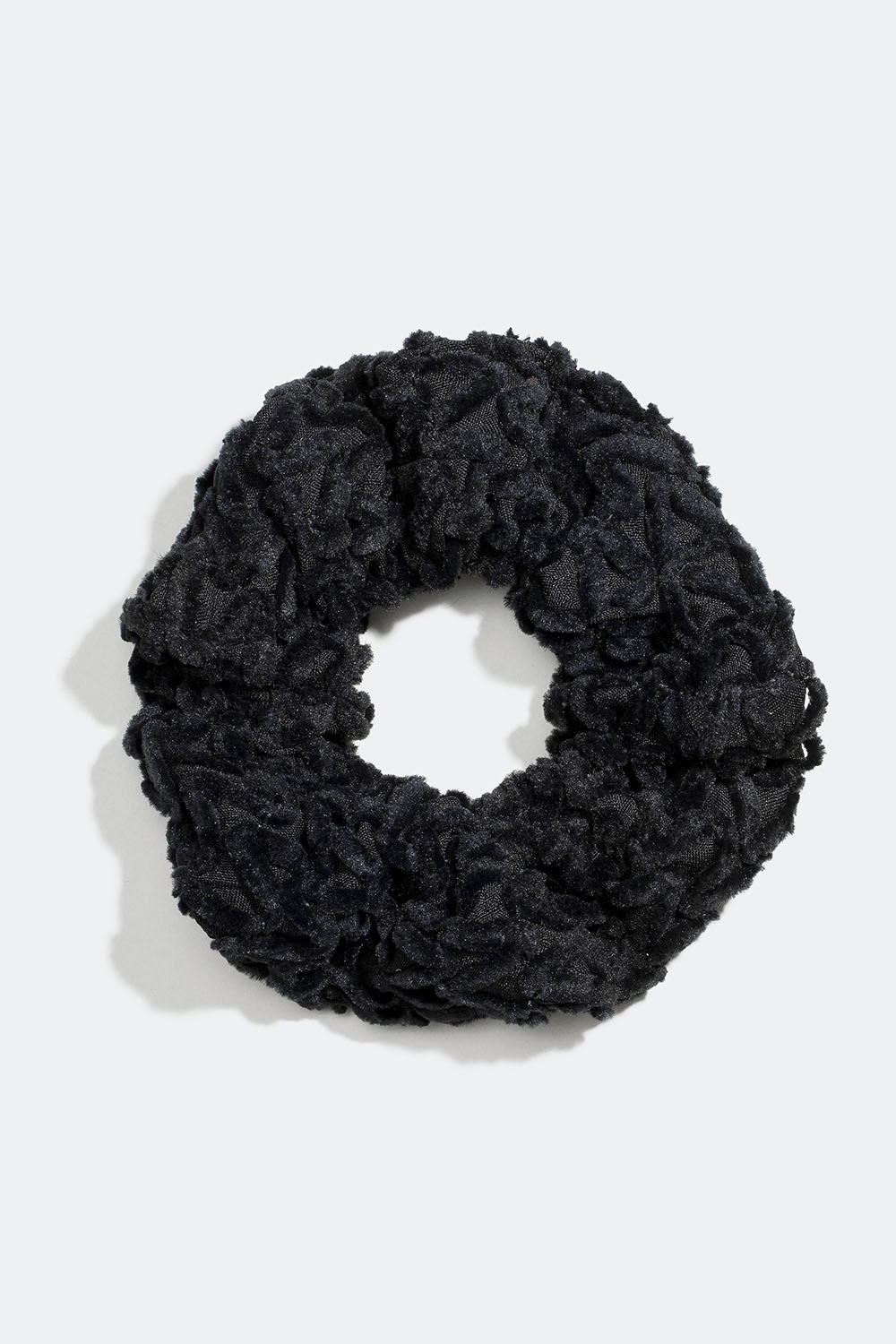 Svart scrunchie med dekorativ söm i gruppen Håraccessoarer / Scrunchies hos Glitter (332000909000)