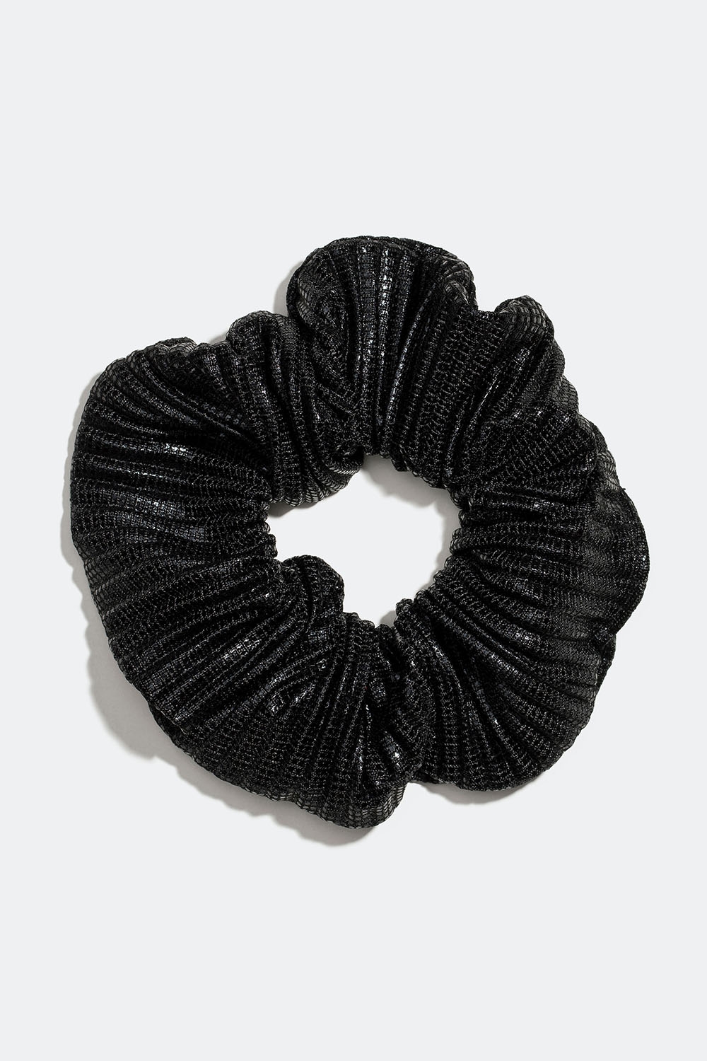 Plisserad scrunchie i svart metallic i gruppen Håraccessoarer / Scrunchies hos Glitter (332000919000)