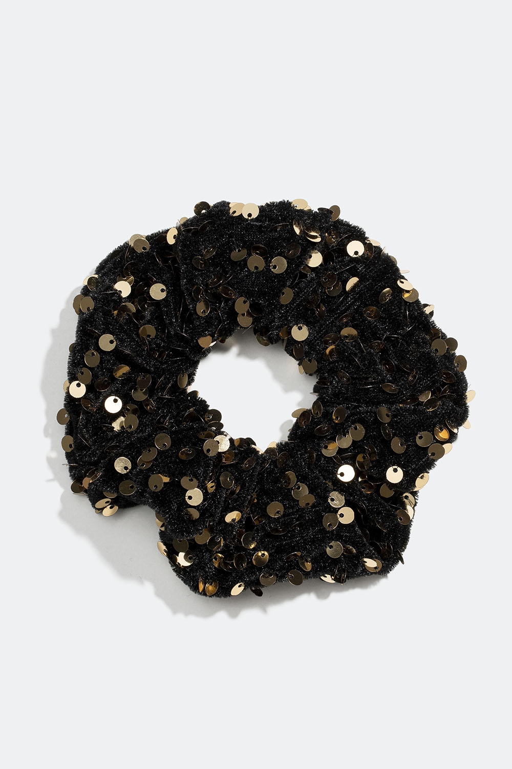 Svart scrunchie i sammetsimitation med guldfärgade paljetter i gruppen Håraccessoarer / Scrunchies hos Glitter (332000922000)