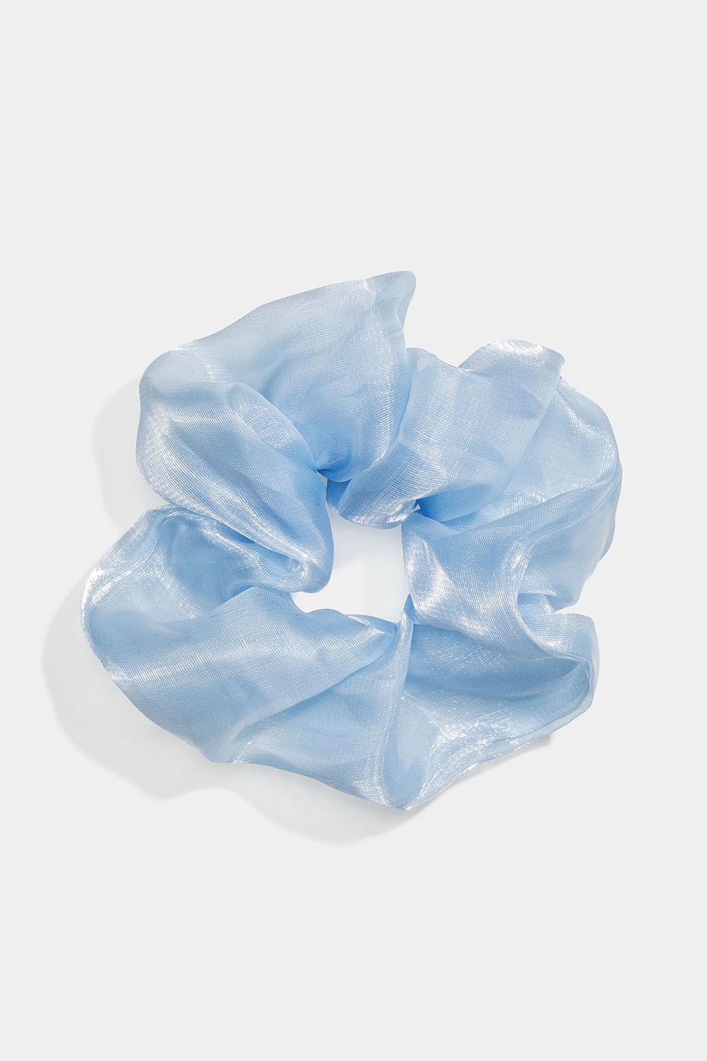 Scrunchie med skimrigt ljusblått tyg i gruppen Håraccessoarer / Scrunchies hos Glitter (332000987100)