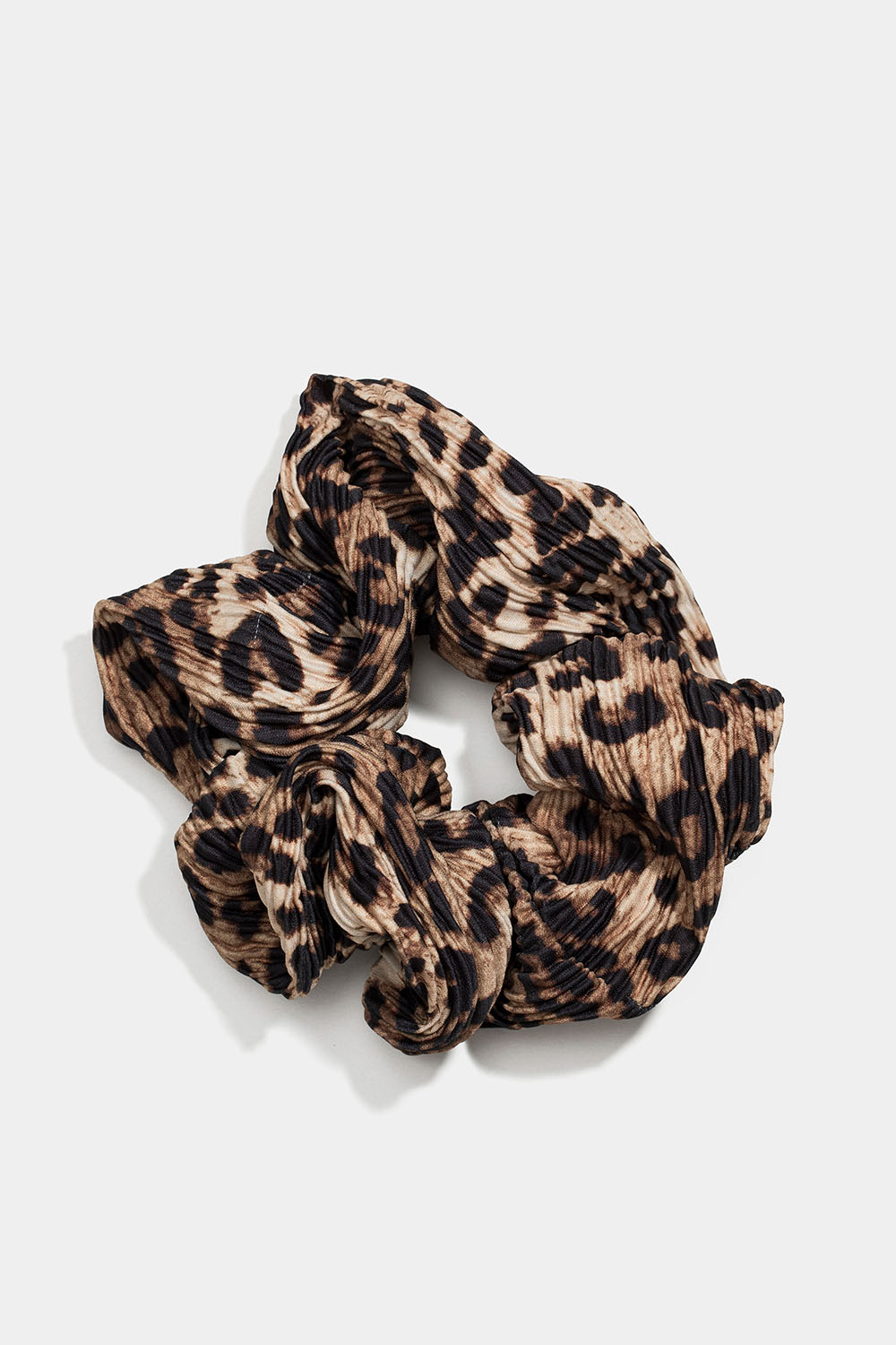 Plisserad scrunchie i leopardmönster i gruppen Håraccessoarer / Scrunchies hos Glitter (332001080500)