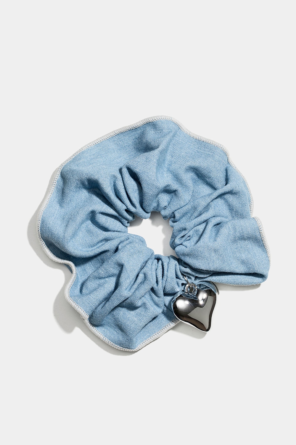 Jeans scrunchie med hjärta i gruppen Håraccessoarer / Scrunchies hos Glitter (332001127000)
