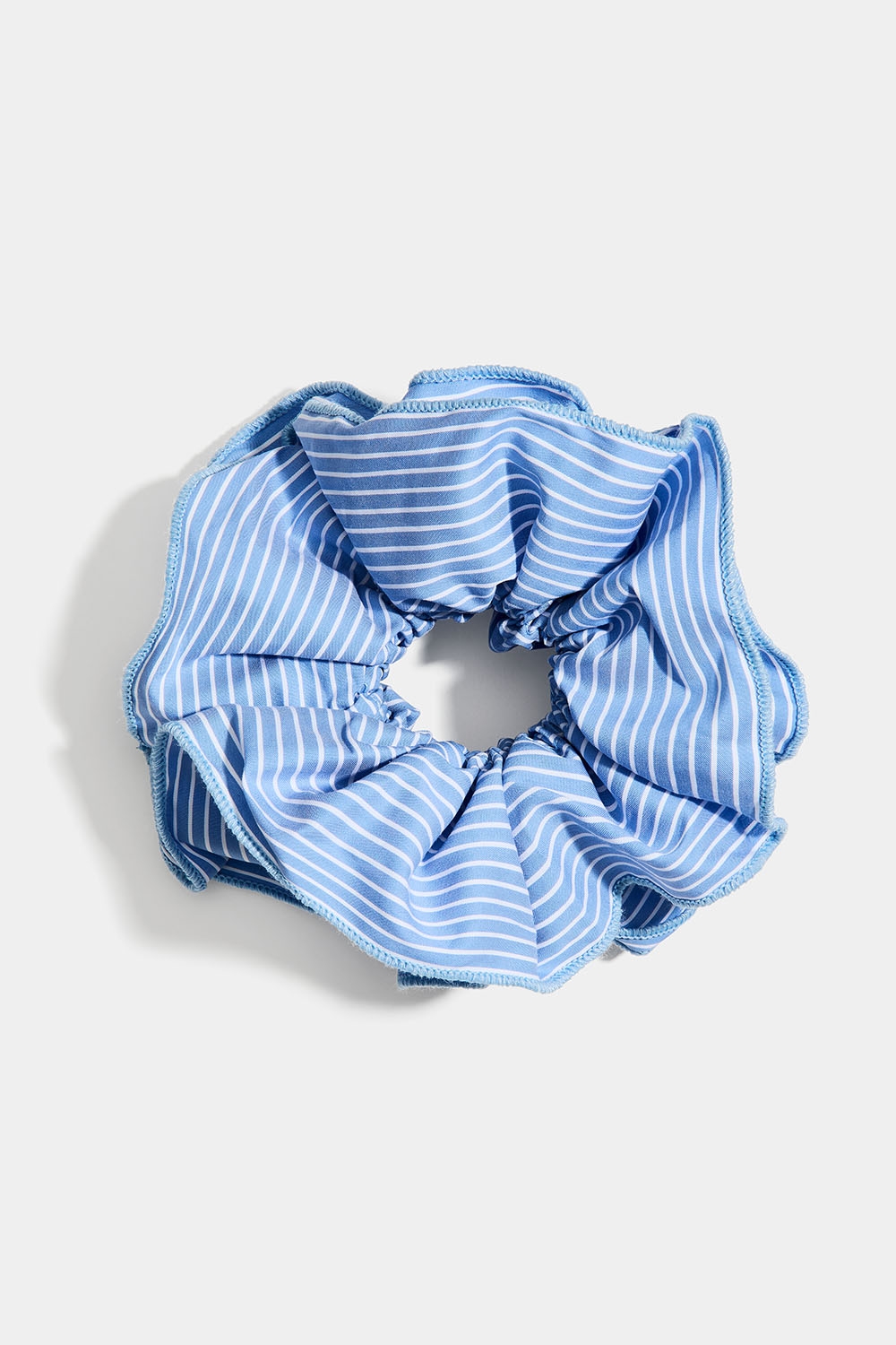 Blåvitrandig scrunchie i gruppen Håraccessoarer / Scrunchies hos Glitter (332001307400)
