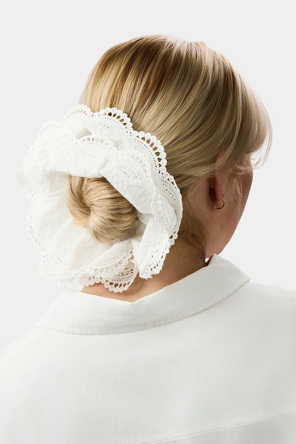 Hårsnodd med broderat tyg i gruppen Håraccessoarer / Scrunchies / Mega scrunchies hos Glitter (332001313000)