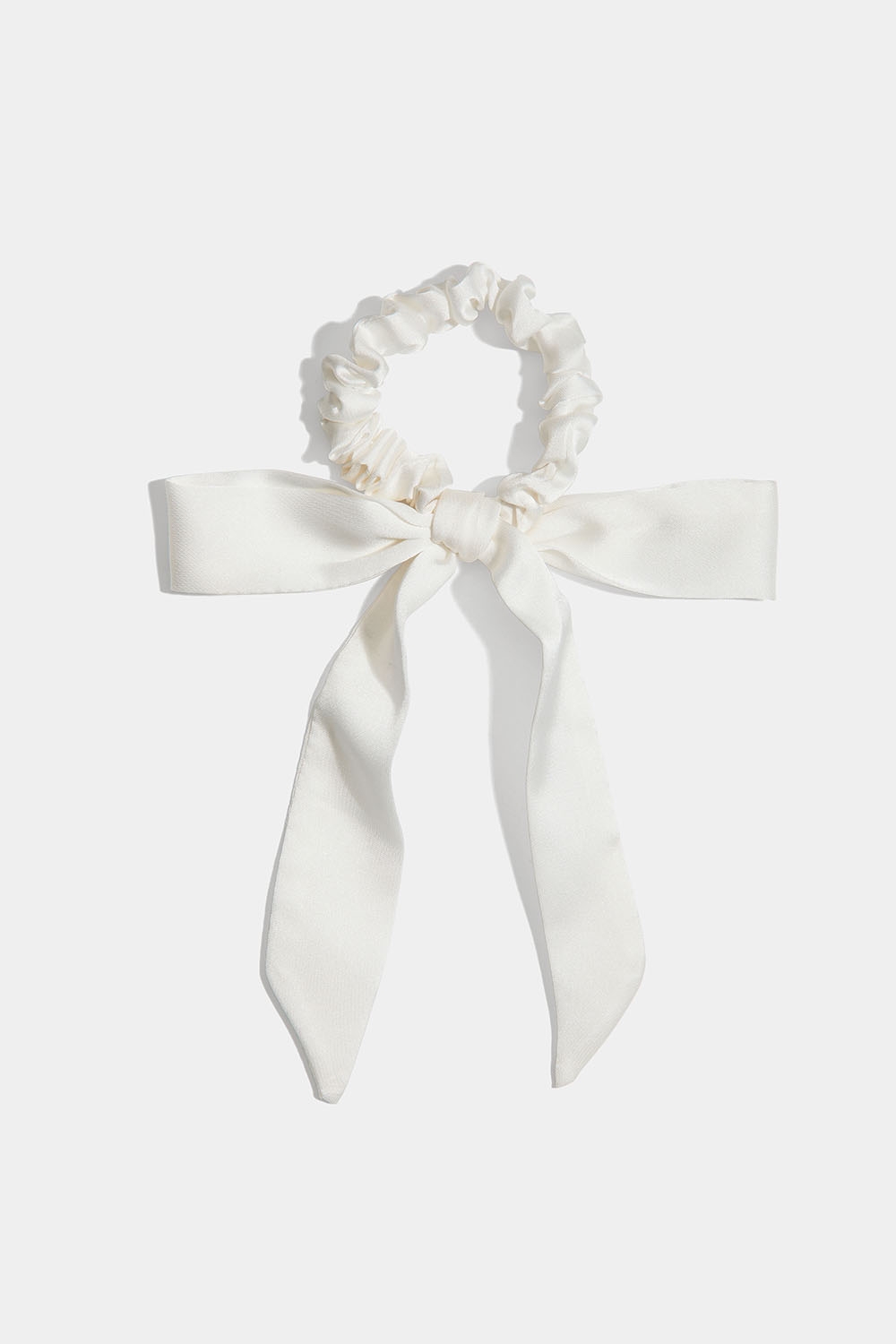 Vit scrunchie med rosett och längre band i gruppen Håraccessoarer / Scrunchies / Scrunchies med scarfdetalj hos Glitter (332001333000)