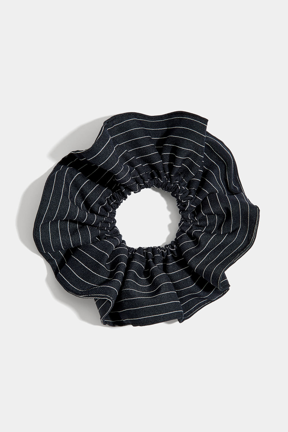 Stor kritstrecksrandig scrunchie i gruppen Håraccessoarer / Scrunchies hos Glitter (332001387200)