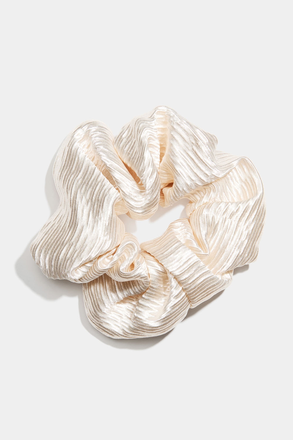 Beige plisserad scrunchie i gruppen Håraccessoarer / Scrunchies hos Glitter (332001393100)