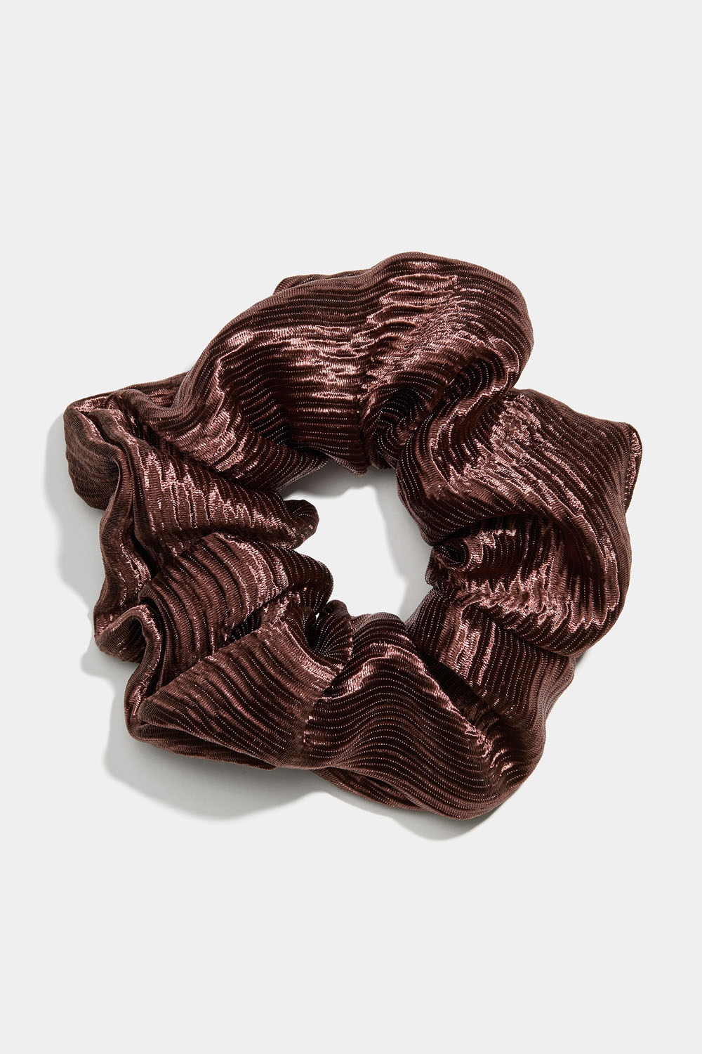 Brun plisserad scrunchie i gruppen Håraccessoarer / Scrunchies hos Glitter (332001398200)