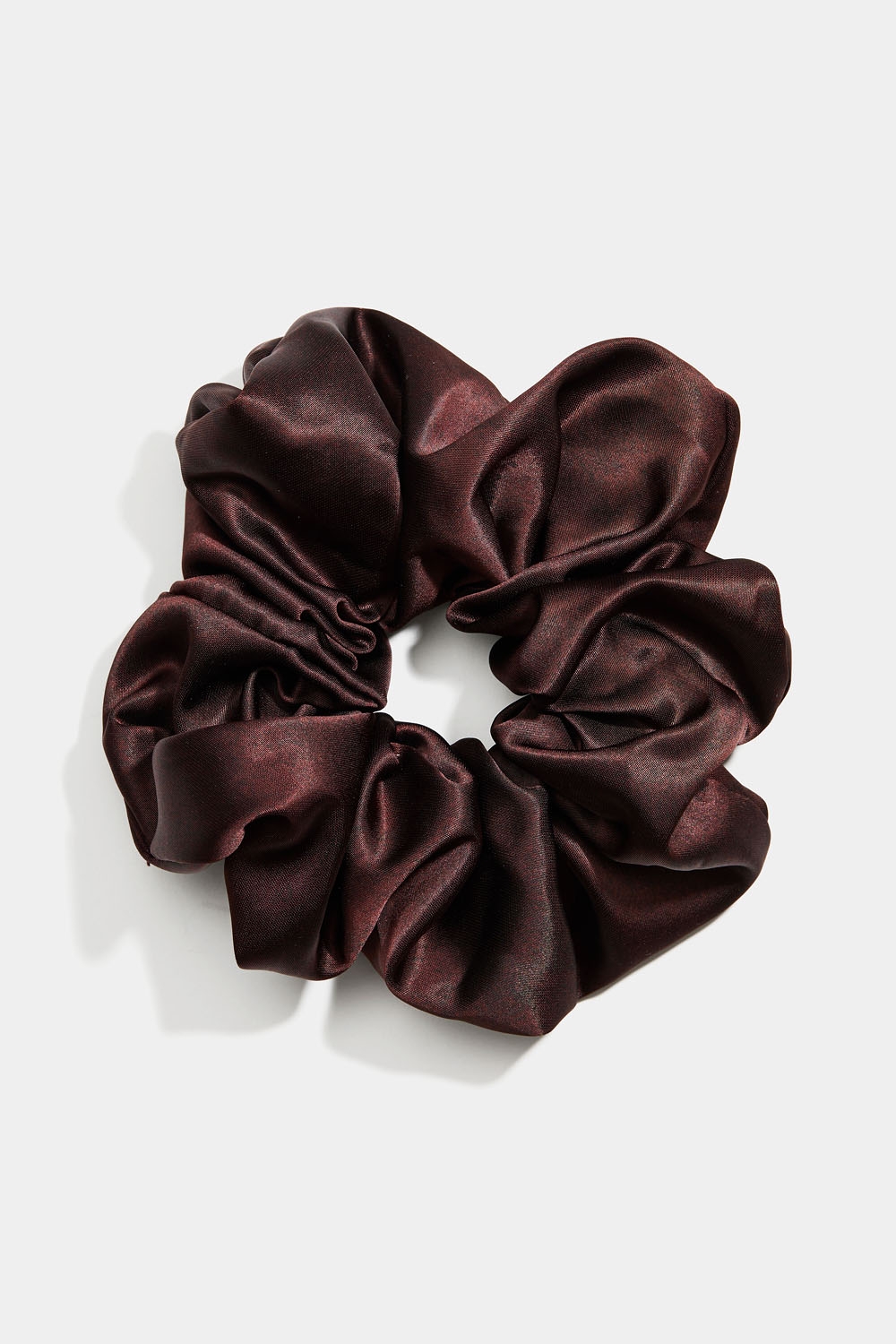 Brun schrunchie i glansigt tyg i gruppen Store week / 2537 hos Glitter (332001448200)