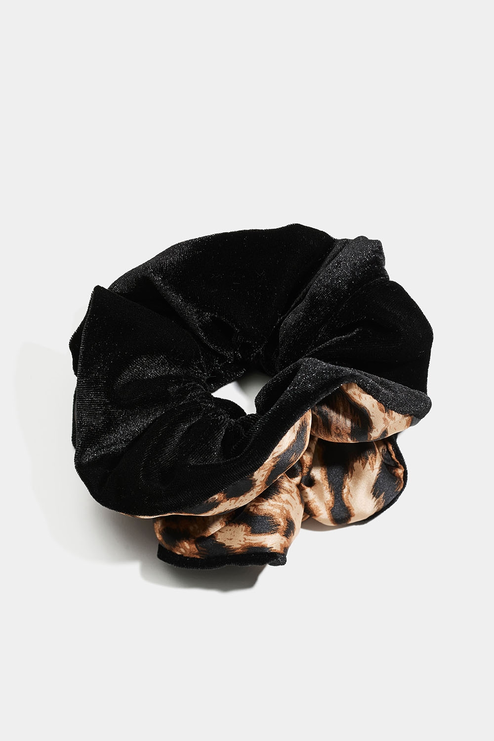 Scrunchie i svart sammet och leopardmönster i gruppen Store week / 2542 hos Glitter (332001480500)