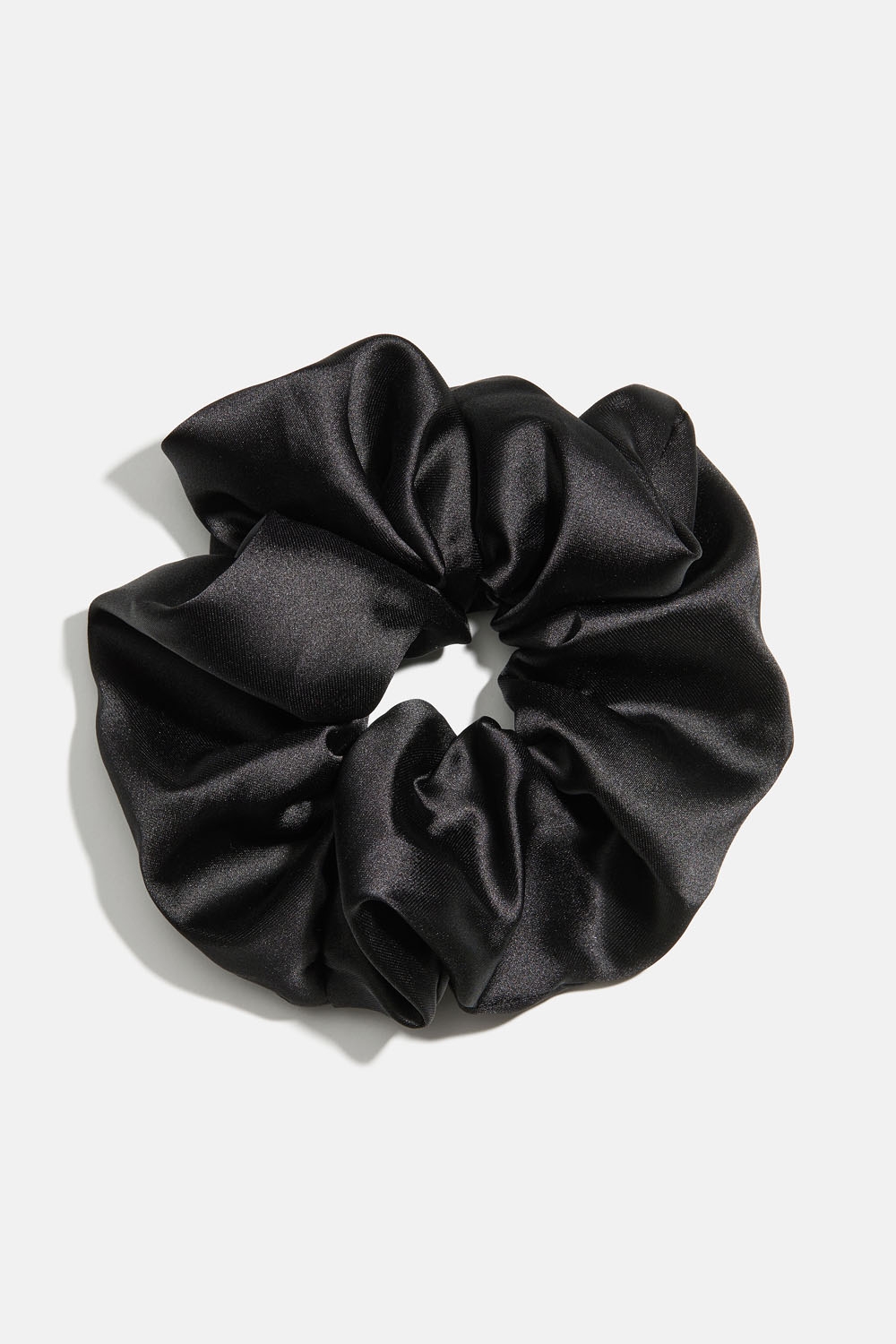 Svart scrunchie i glansigt tyg i gruppen Store week / 2545 hos Glitter (332001539000)