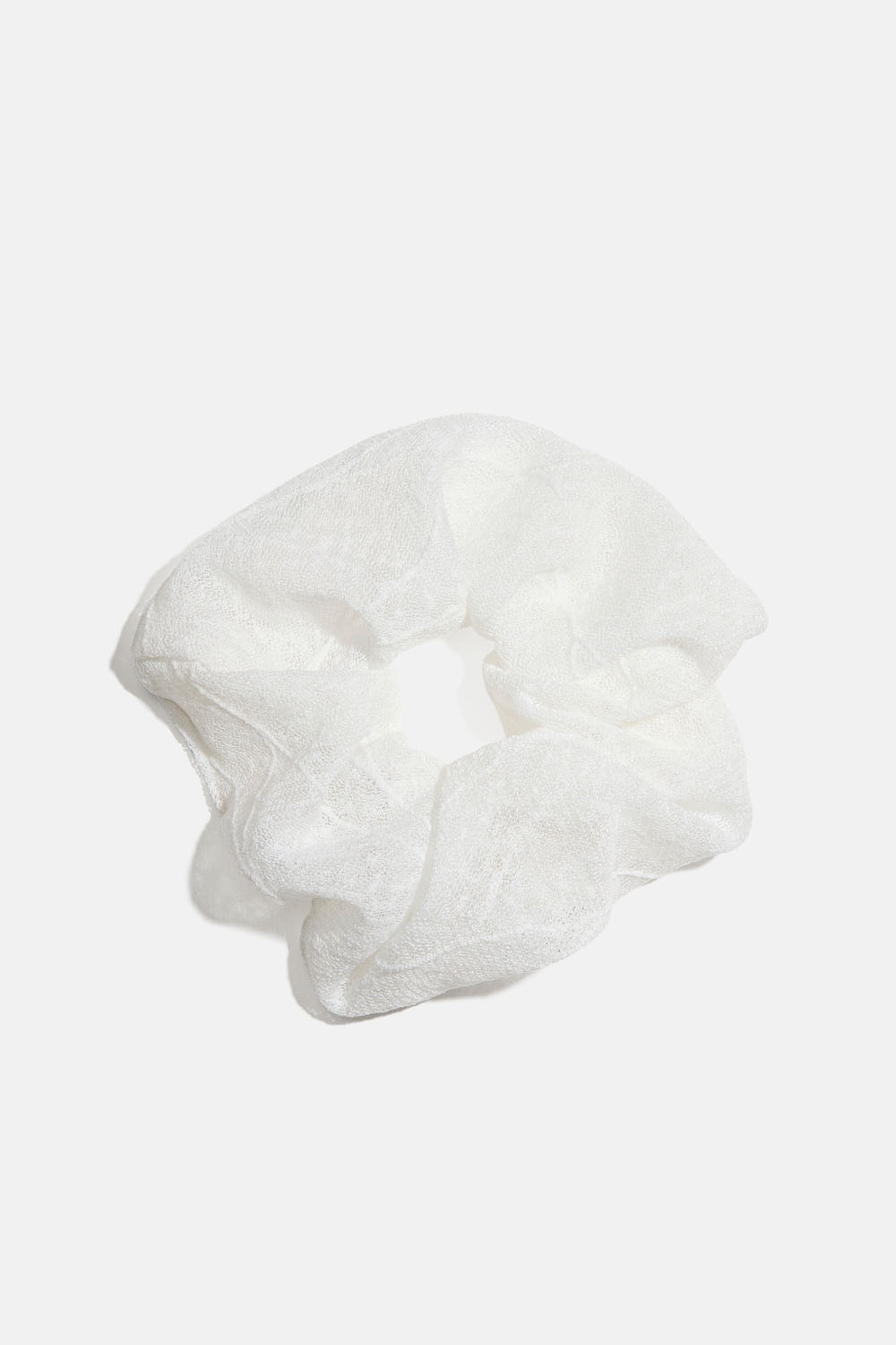 Vit scrunchie i mönstrat meshtyg i gruppen Store week / 2545 hos Glitter (332001553000)