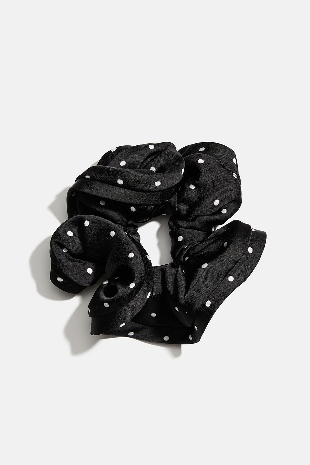 Stor svart scrunchie i sidenimitation med prickar i gruppen Håraccessoarer / Scrunchies hos Glitter (332001599400)