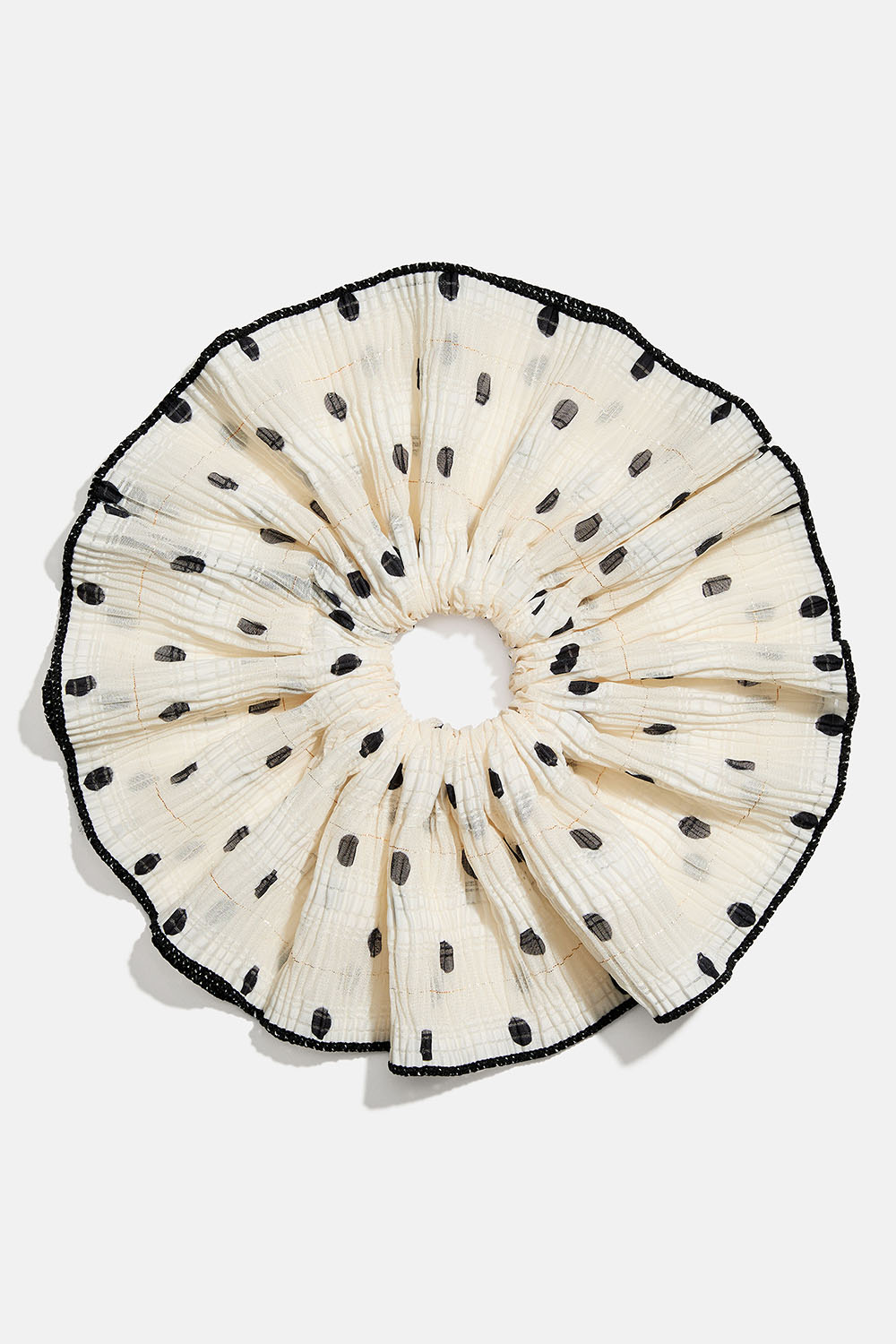 Stor vit scrunchie med svarta prickar och kant i gruppen Håraccessoarer / Scrunchies / Mega scrunchies hos Glitter (332001603400)