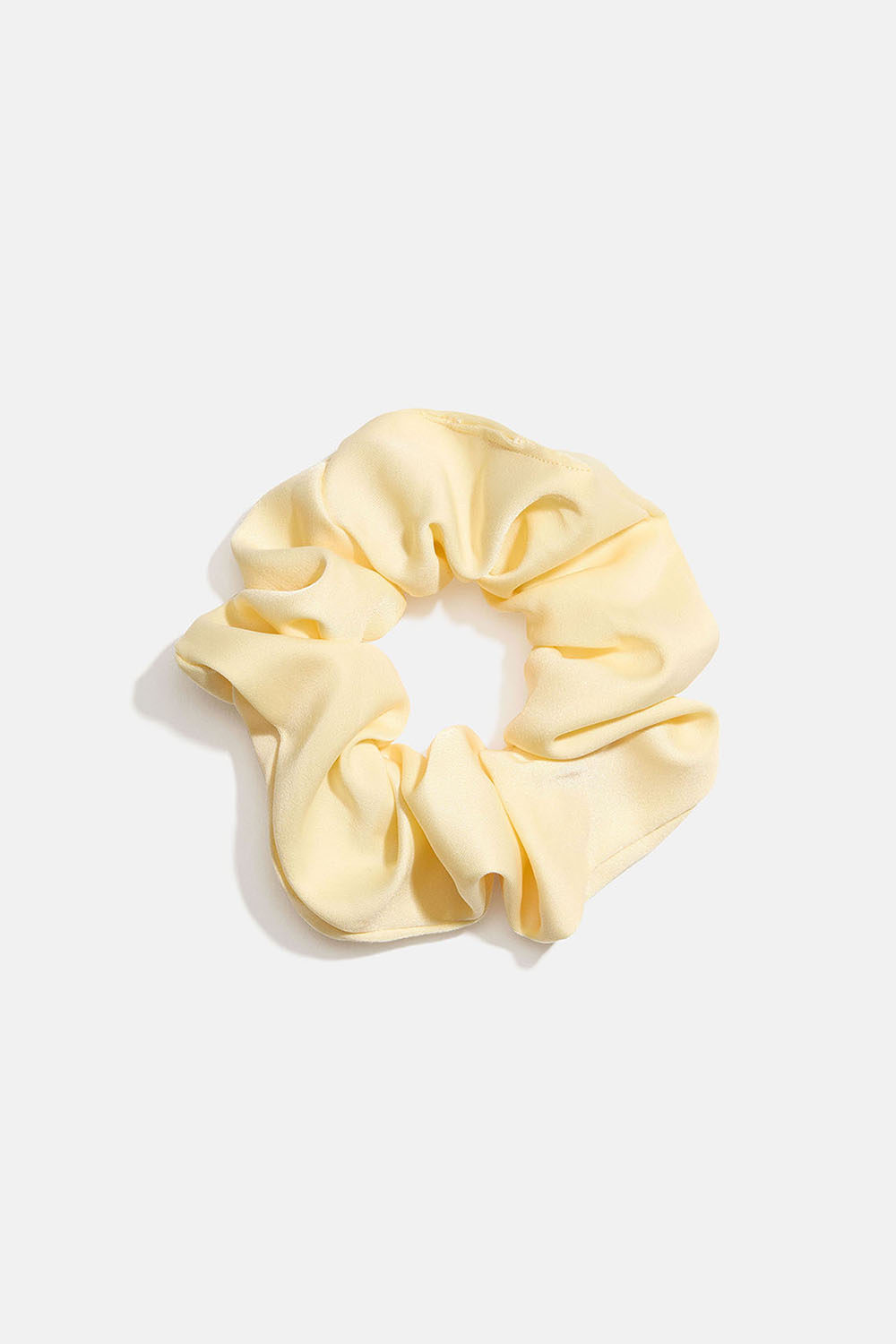 Liten gul scrunchie i sidenimitation i gruppen Håraccessoarer / Scrunchies hos Glitter (332001644000)