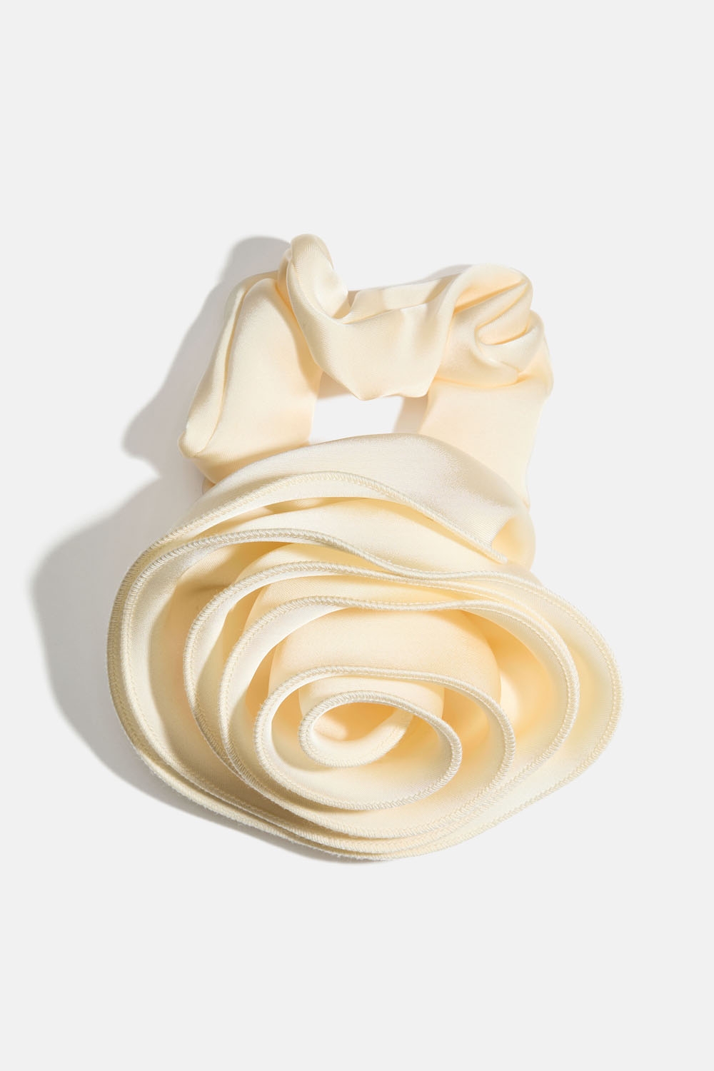 Vit scrunchie med stor ros i gruppen Håraccessoarer / Scrunchies / Mega scrunchies hos Glitter (332002003100)