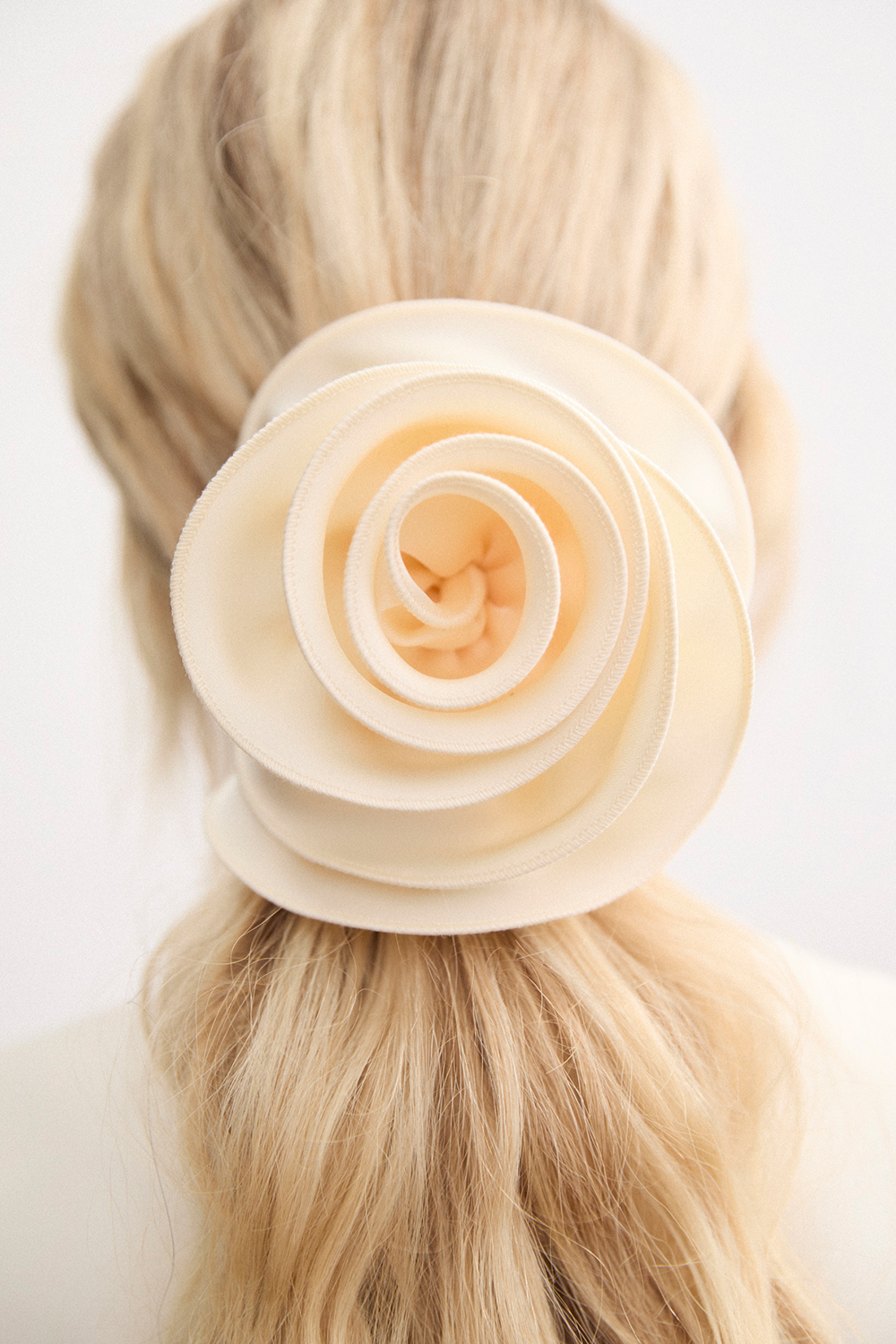 Vit scrunchie med stor ros i gruppen Håraccessoarer / Scrunchies / Mega scrunchies hos Glitter (332002003100)