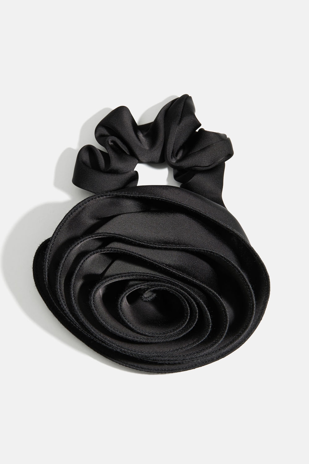 Svart scrunchie med stor ros i gruppen Håraccessoarer / Scrunchies / Mega scrunchies hos Glitter (332002009000)