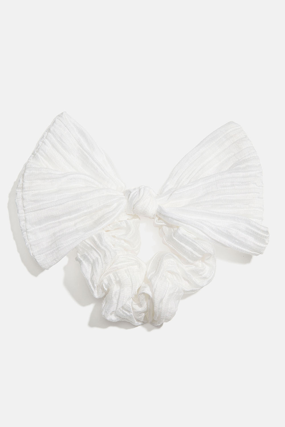 Vit plisserad scrunchie med rosett i gruppen Håraccessoarer / Scrunchies hos Glitter (332002093000)