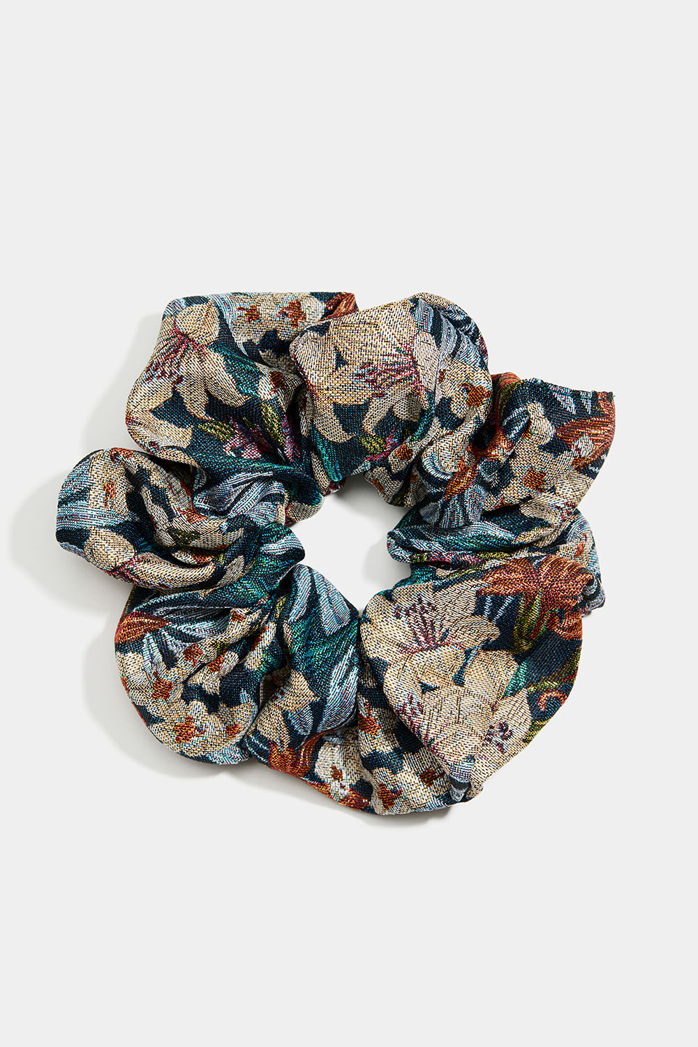 Stor scrunchie i jacquardvävt blommönster i gruppen Håraccessoarer / Scrunchies hos Glitter (332002127400)