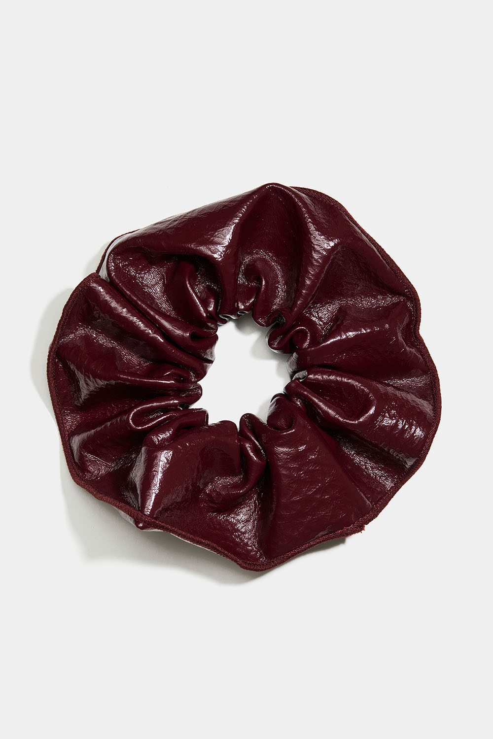 Stor scrunchie i mörkt vinröd läderimitation i gruppen Håraccessoarer / Scrunchies hos Glitter (332002136300)