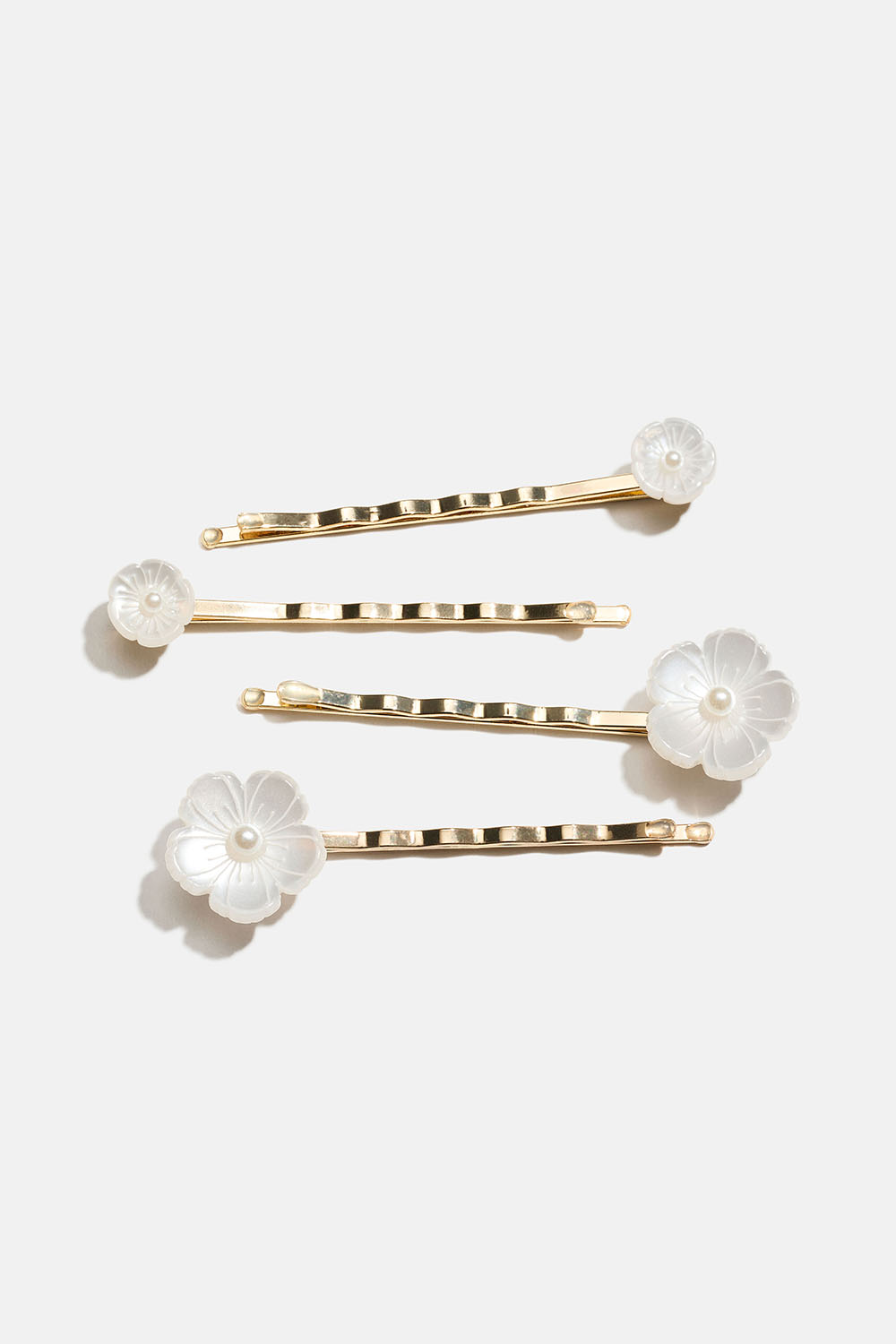 Hårspännen med vita blommor i olika storlekar, 4-pack i gruppen Håraccessoarer / Spännen & klämmor / Hårspännen hos Glitter (335002143000)