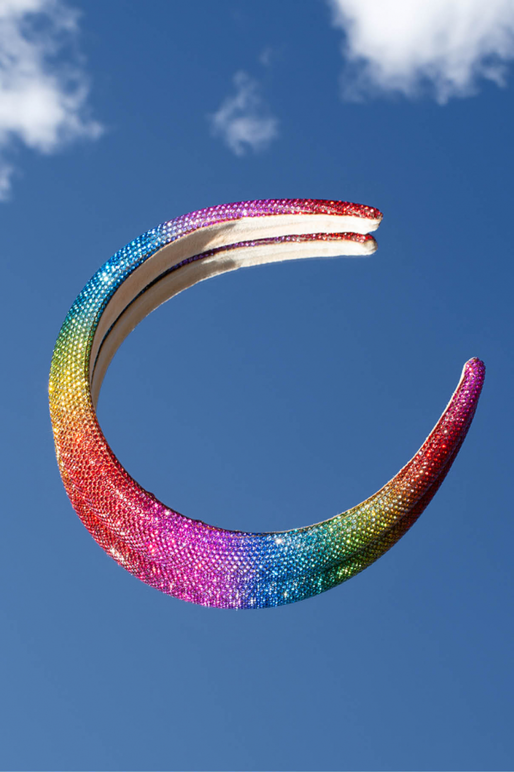 Diadem med glasstenar i regnbågsfärger i gruppen Håraccessoarer / Diadem / Breda hos Glitter (336000819900)