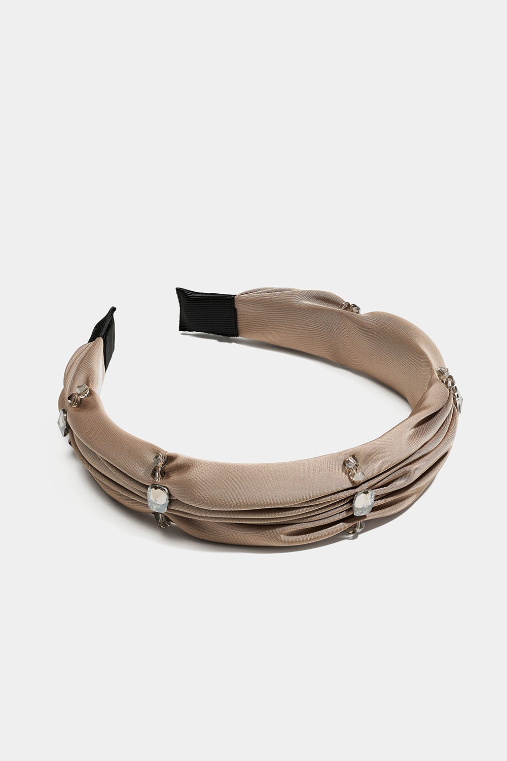 Beiget diadem med rynkat tyg och pärlor i gruppen Store week / 2542 hos Glitter (336001488300)