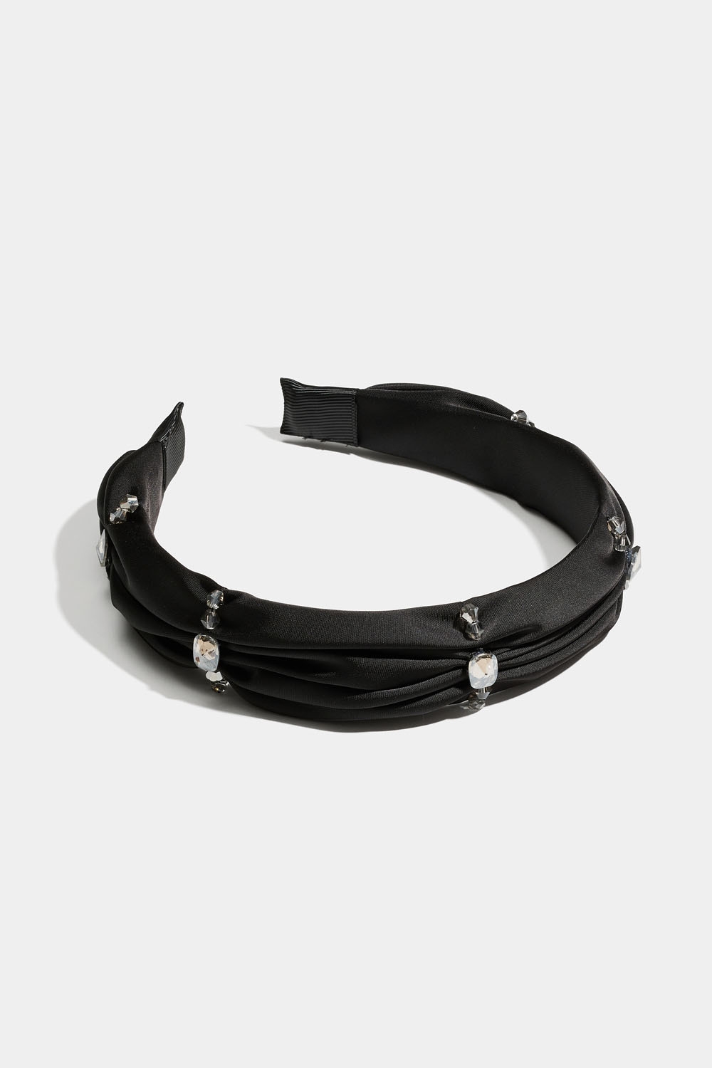 Svart diadem med rynkat tyg och pärlor i gruppen Store week / 2542 hos Glitter (336001489000)