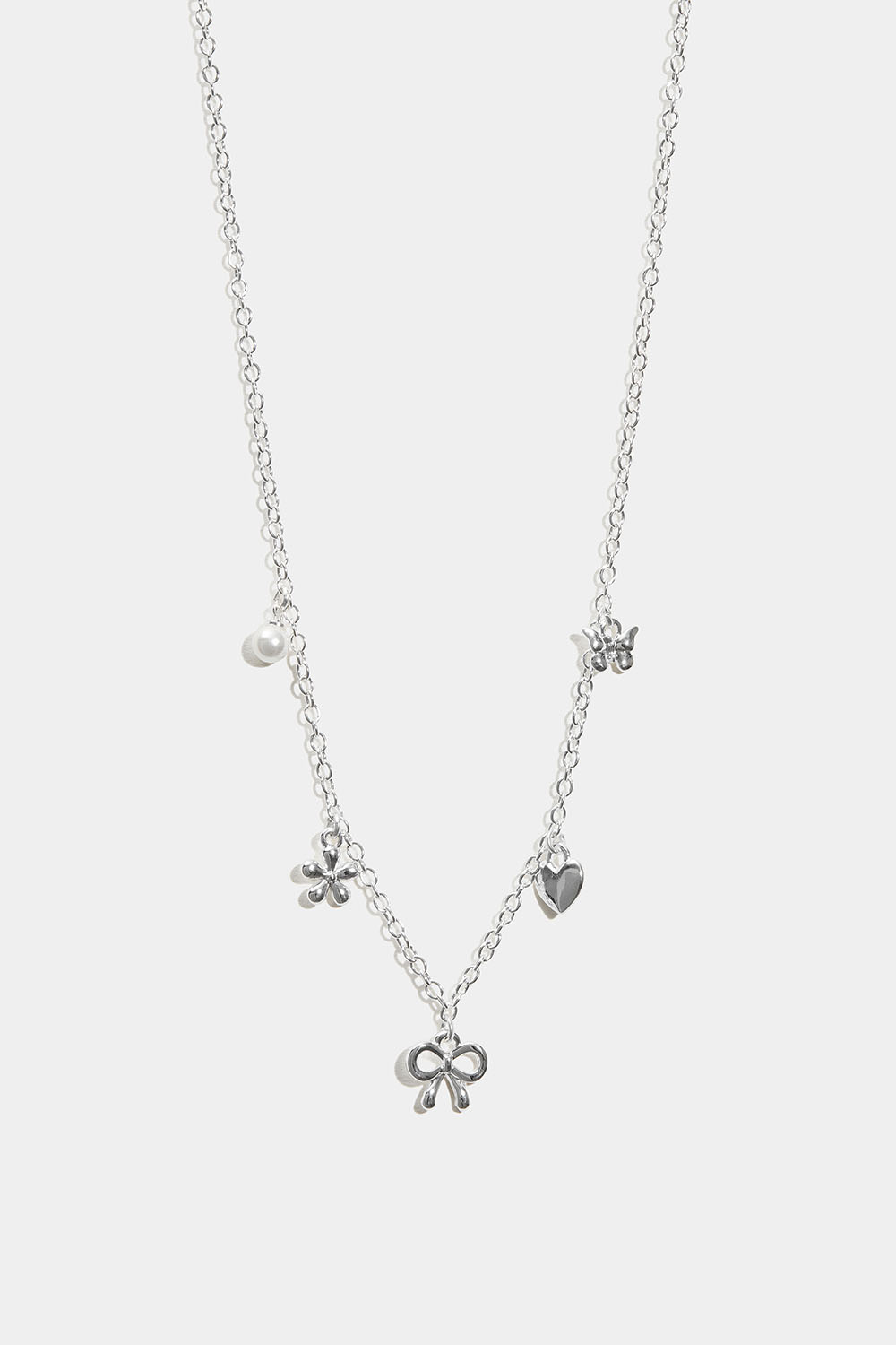 Halsband med olika hängen av fjäril, hjärta, rosett, blomma och pärla i gruppen Barn / Barnsmycken / Barnhalsband hos Glitter (402000551000)