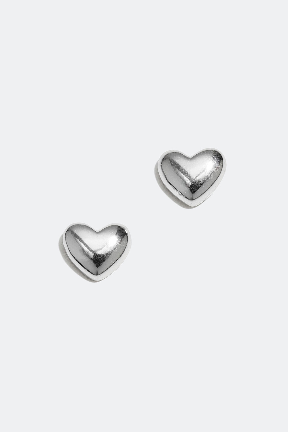 Små studs med hjärtan i äkta silver i gruppen Barn / Barnsmycken / Barnörhängen hos Glitter (405000091001)