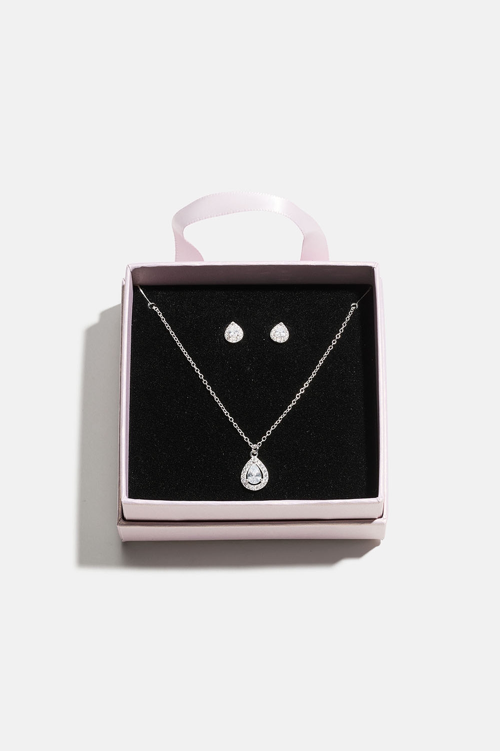 Smyckesset i äkta silver med droppar och Cubic Zirconia i presentask i gruppen Äkta silver / Silverhalsband / Halsband i äkta silver med hänge hos Glitter (509000371001)