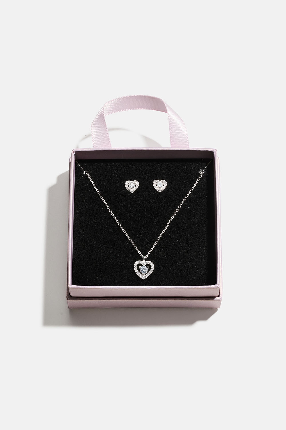 Smyckesset i äkta silver med hjärtan i presentask i gruppen Äkta silver / Silverhalsband / Halsband i äkta silver med hänge hos Glitter (509000381001)