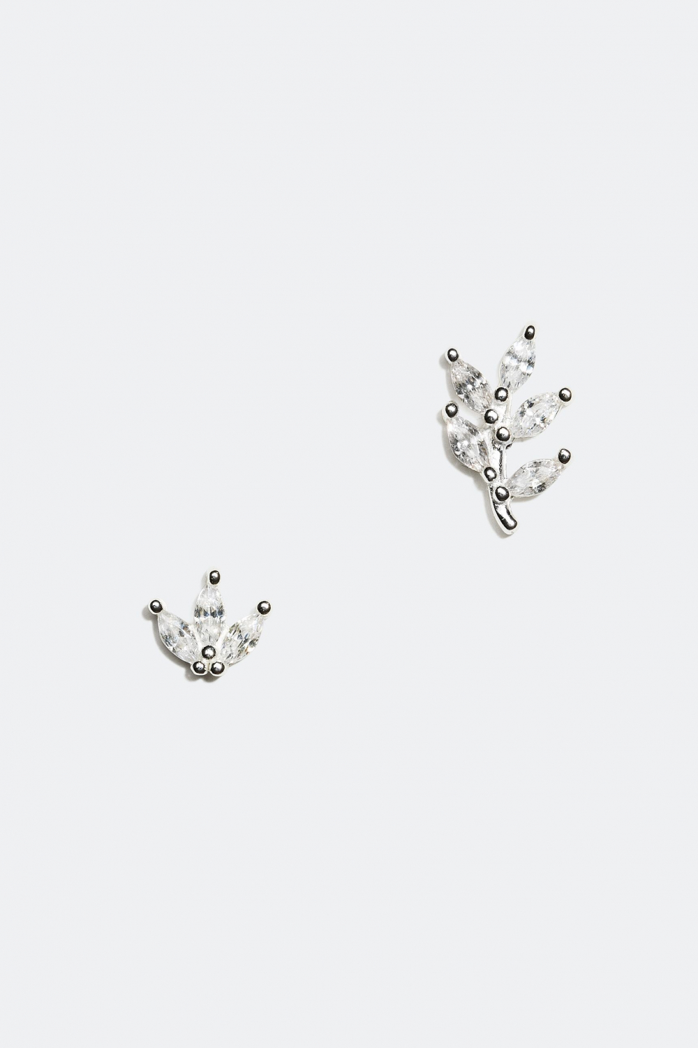 Små örhängen i olika storlekar med bladmotiv, äkta silver i gruppen Äkta silver / Silverörhängen / Studs i äkta silver hos Glitter (553000351000)