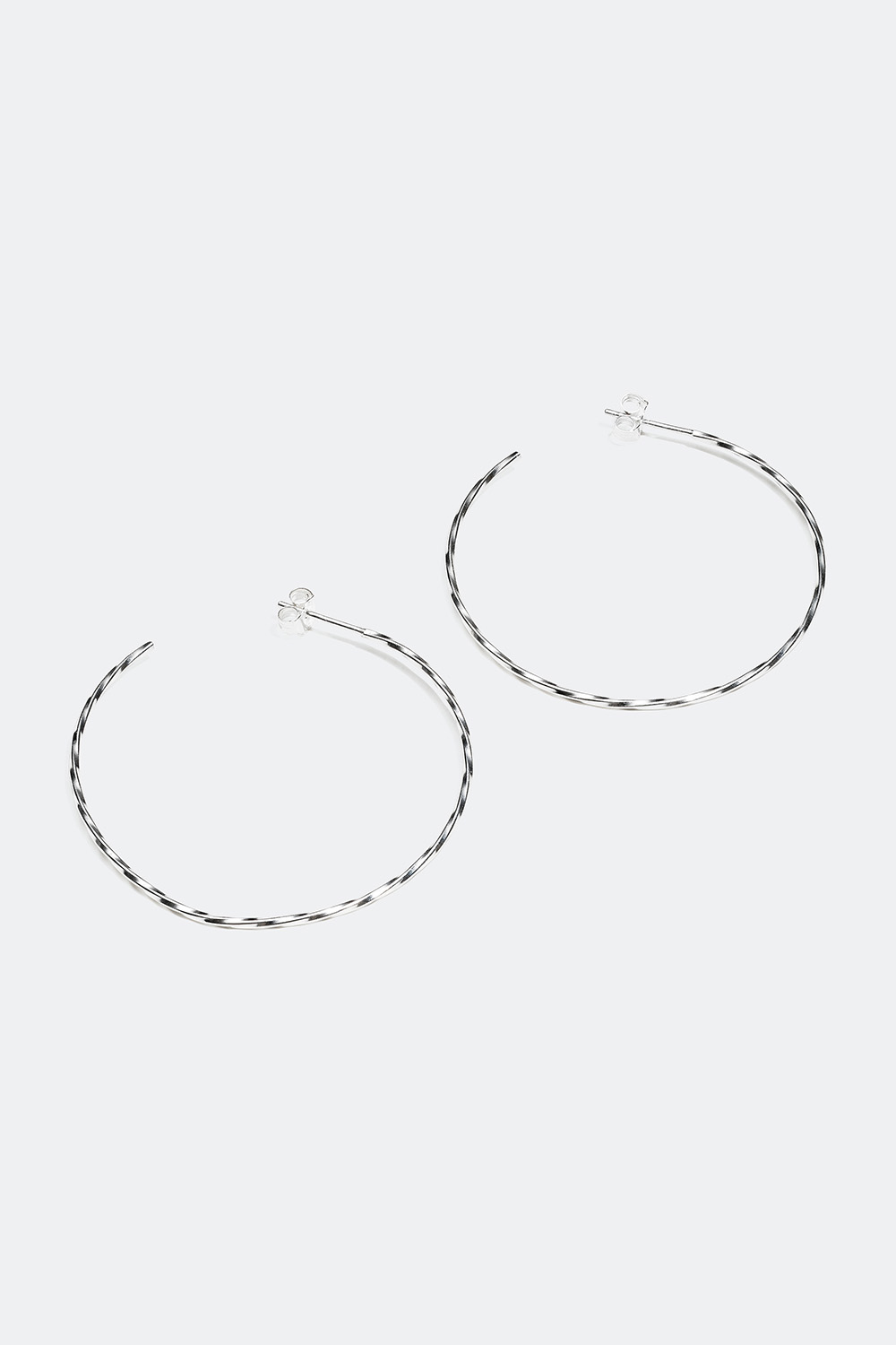 Tunna silverhoops med tvinnad design i gruppen Äkta silver / Silverörhängen / Hoops hos Glitter (55300038)
