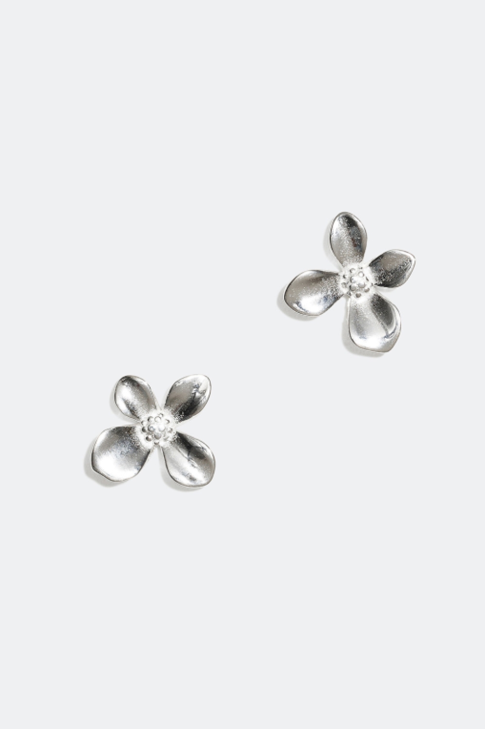 Studs i äkta silver med blomma i gruppen Äkta silver / Silverörhängen hos Glitter (553000431000)