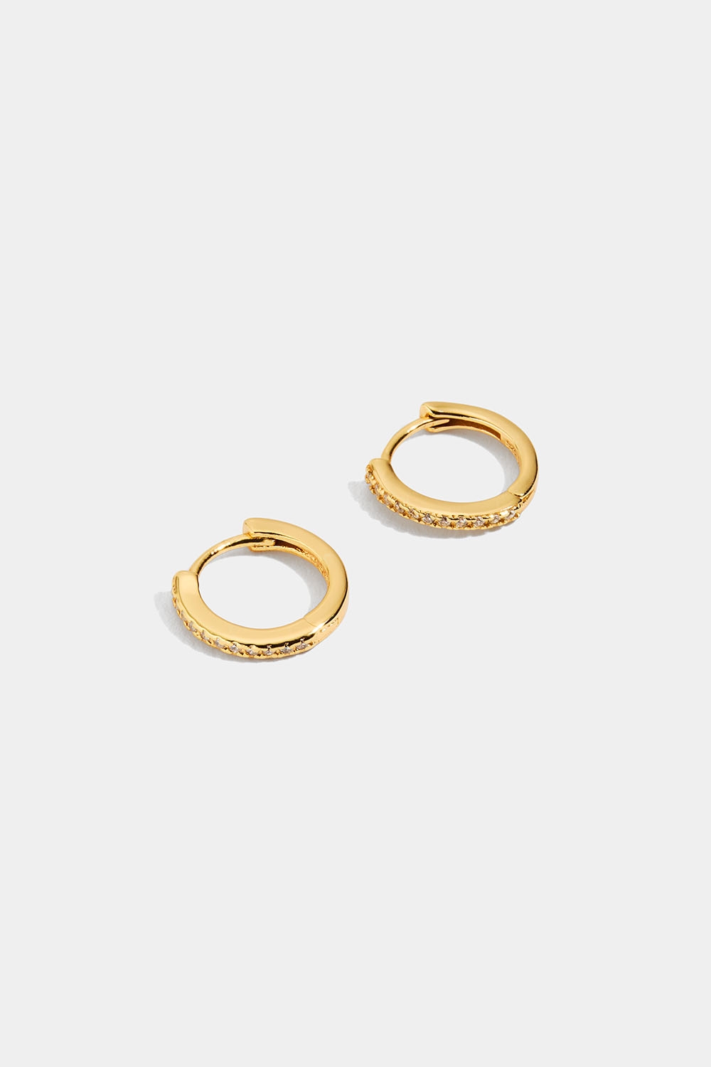 Små hoops med Cubic Zirconia stenar, förgyllda med 18K guld, 1,2 cm i gruppen 18k Guldpläterat silver / Örhängen i 18k guld hos Glitter (553000632000)