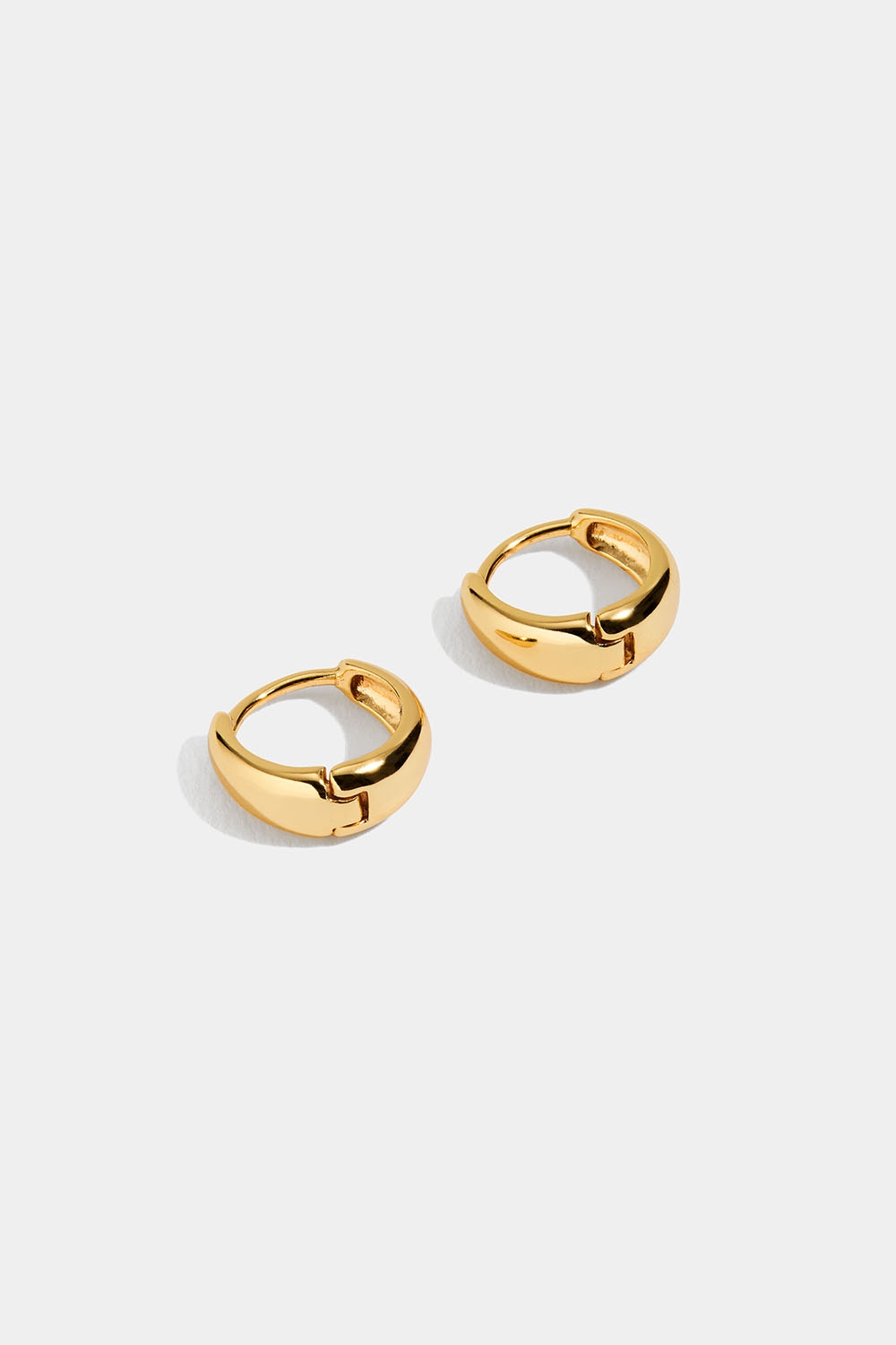 Små avsmalnande hoops i 18k guldpläterat silver i gruppen 18k Guldpläterat silver / Örhängen i 18k guld hos Glitter (553000932000)